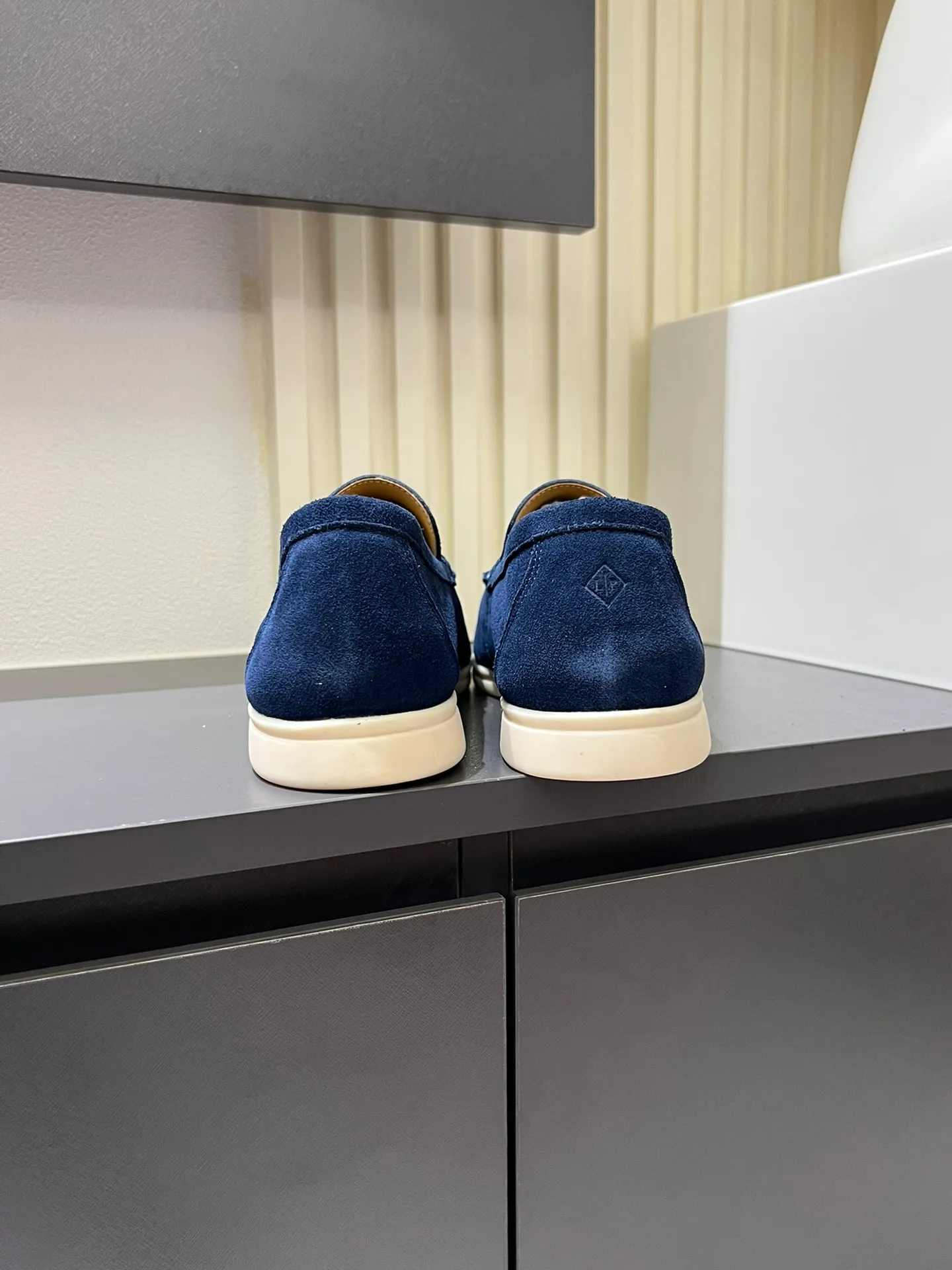 Men's shoes 💰p360 "Loro men's shoes 💰pian'*" Classic L men's shoes for couples 💰p Top version British flat loafers, a must-have item in old money style, the minimalist design is eye-catching and durable, a plus point for dressing The soft foot feel and texture are outstanding. They don’t scratch your feet and are very nice. They are matched with soft and waxy soles. They can be worn daily for a long time without getting tired. They are easy to wear, versatile and classic items, with perfect foot feel and texture! Imported cashmere fabric, the lining is made of imported A-grade water-dyed cow lining, the top version of the genuine leather midsole is sewn with pure handmade mark thread! Size: Female 35-40 (34. Customized) Male 38-44 (45.46. Customized)